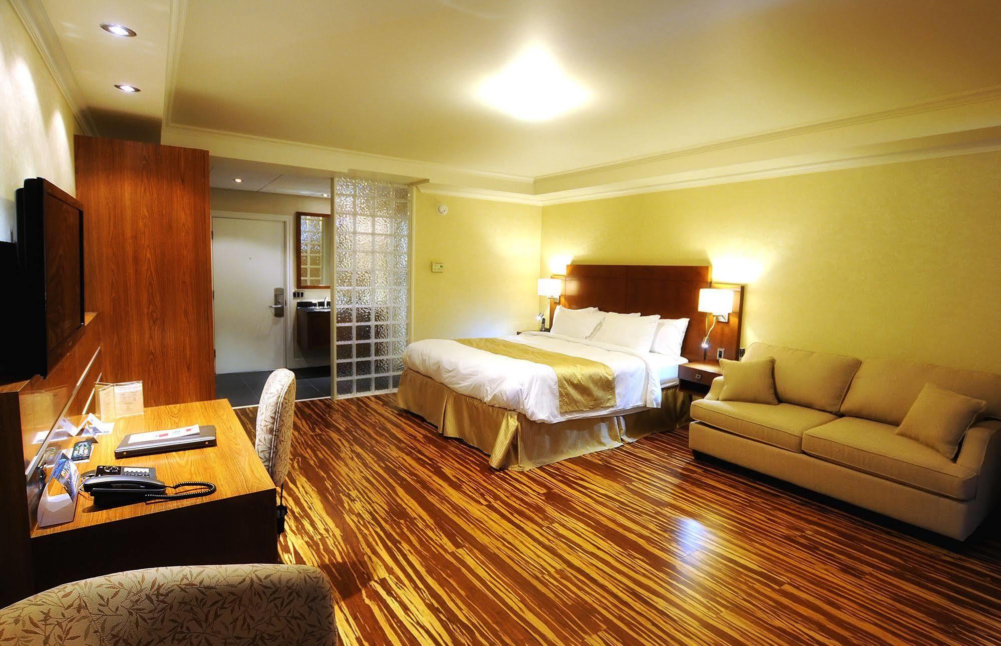 Hotel & Le Dauphin